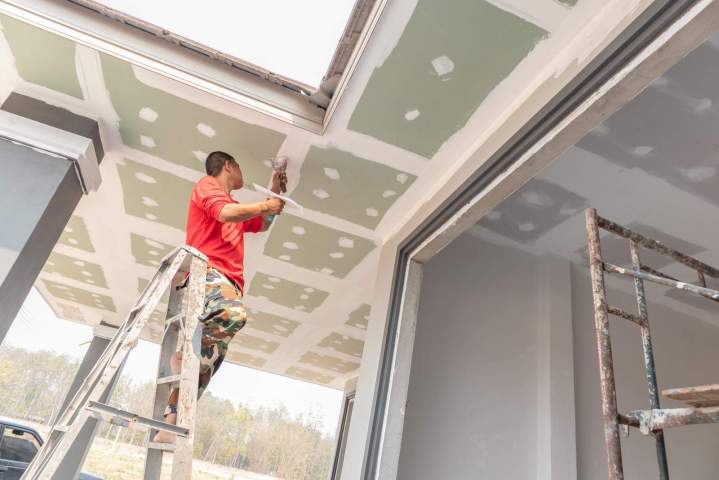 Installation soignée de plafonds suspendus et dalles techniques